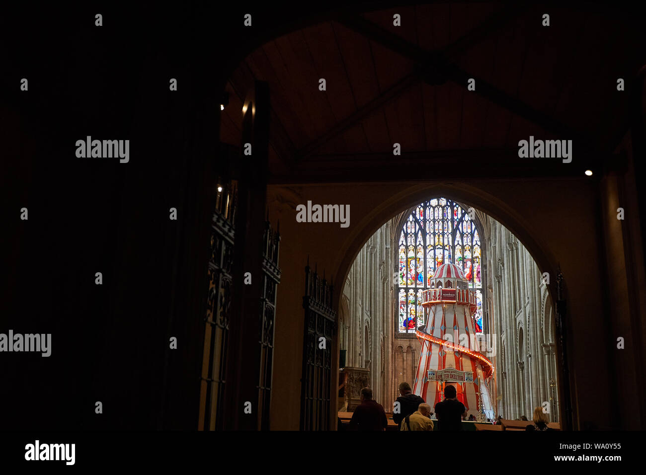 Norwich Cathedral Helter Skelter, im Kirchenschiff installiert, um den Menschen zu "sehen es anders' ermöglichen. Stockfoto