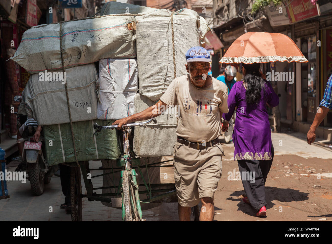 Menschen ziehen ein Dreirad mit waren geladen, Kathmandu, Nepal. Stockfoto