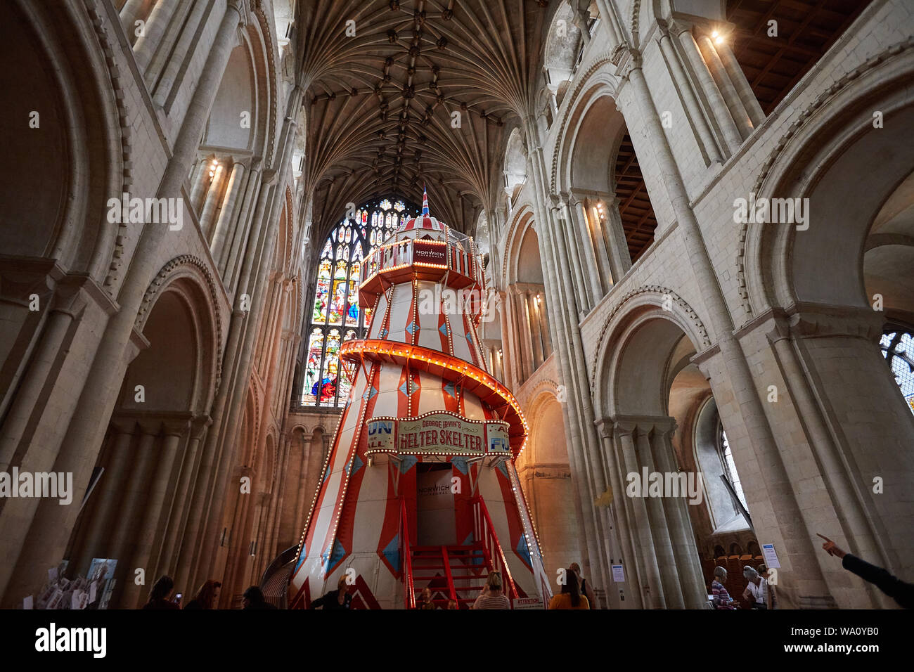 Norwich Cathedral Helter Skelter, im Kirchenschiff installiert, um den Menschen zu "sehen es anders' ermöglichen. Stockfoto