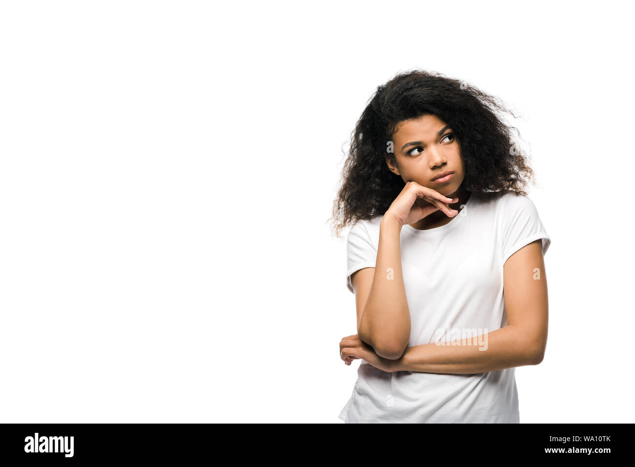 Frustriert afrikanische amerikanische Mädchen im weißen T-Shirt isoliert auf weißem Stockfoto
