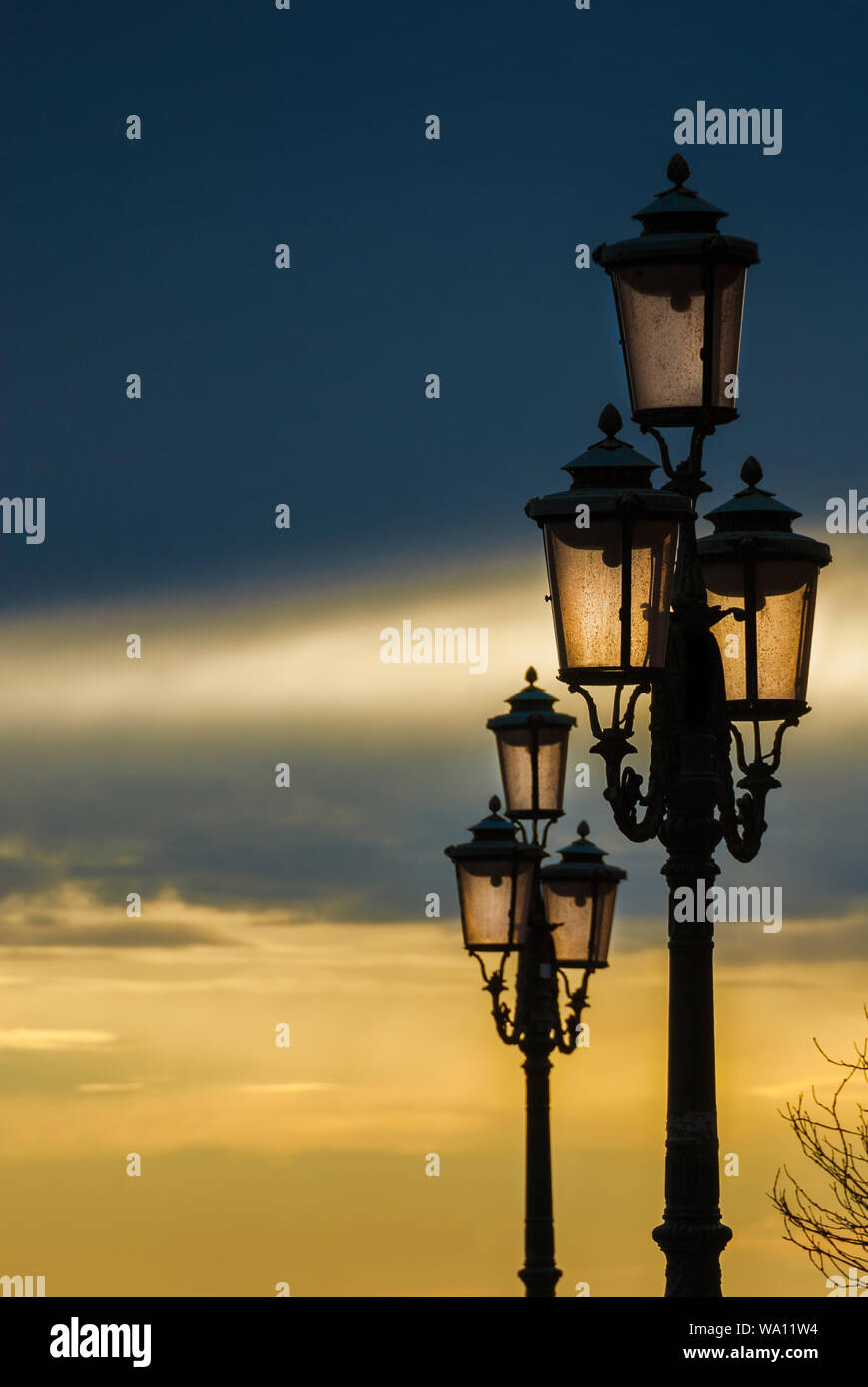 Alte traditionelle Venedig Straßenlaternen bei Sonnenuntergang in eine romantische und einzigartige Atmosphäre (mit Kopie Raum) Stockfoto