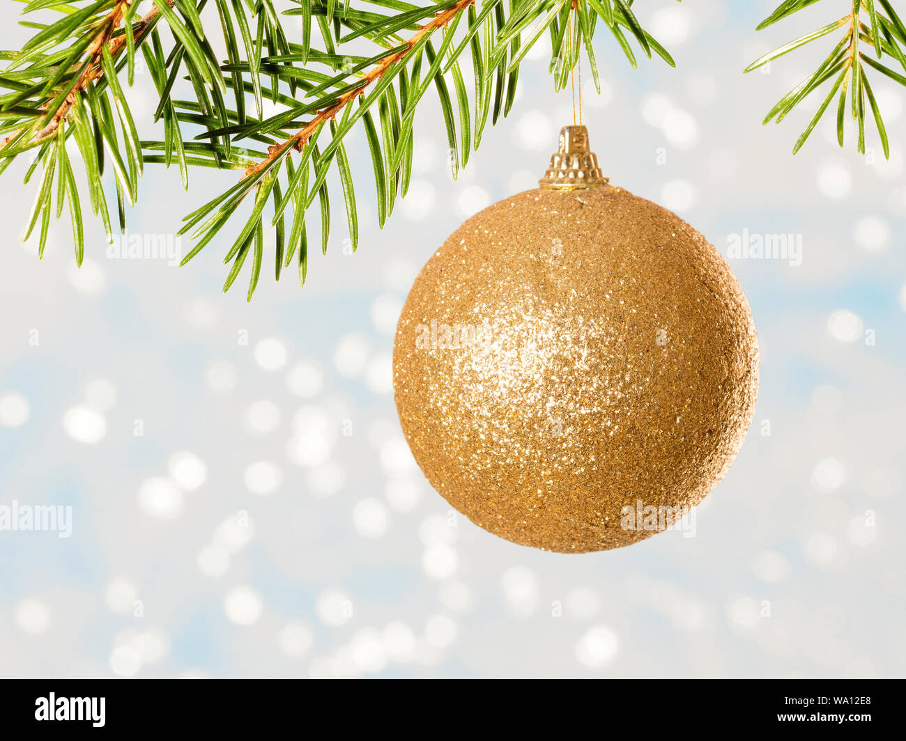 Fir Tree Branch mit beige Spielzeug. Weihnachten Konzept Stockfoto