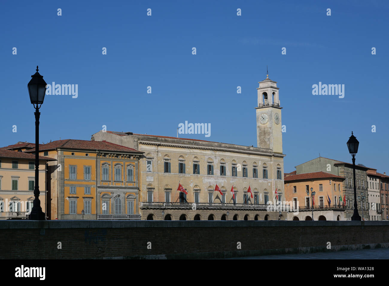 Palazzo Pretorio in Pisa, der Sitz der Stadtbibliothek am Lungarno Galilei, in der Nähe der Brücke Ponte di Mezzo auf dem Fluss Arno, Italien Stockfoto