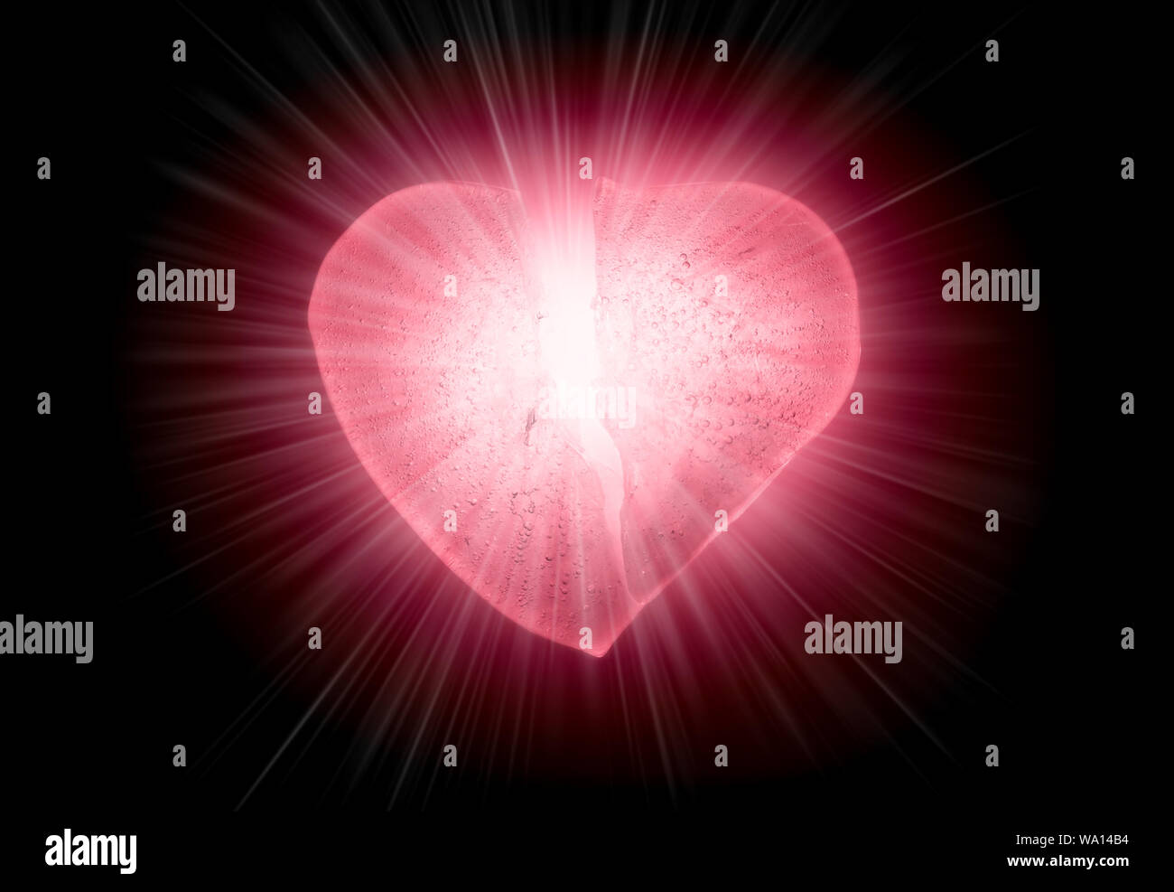 Eis eingefroren in der Hälfte Herz Symbol für eine leuchtend rote Farbe in  der Nähe gebrochen-leuchten in der Dunkelheit. Textur von Eis mit Blasen.  Symbol für ein gebrochenes Herz Stockfotografie - Alamy