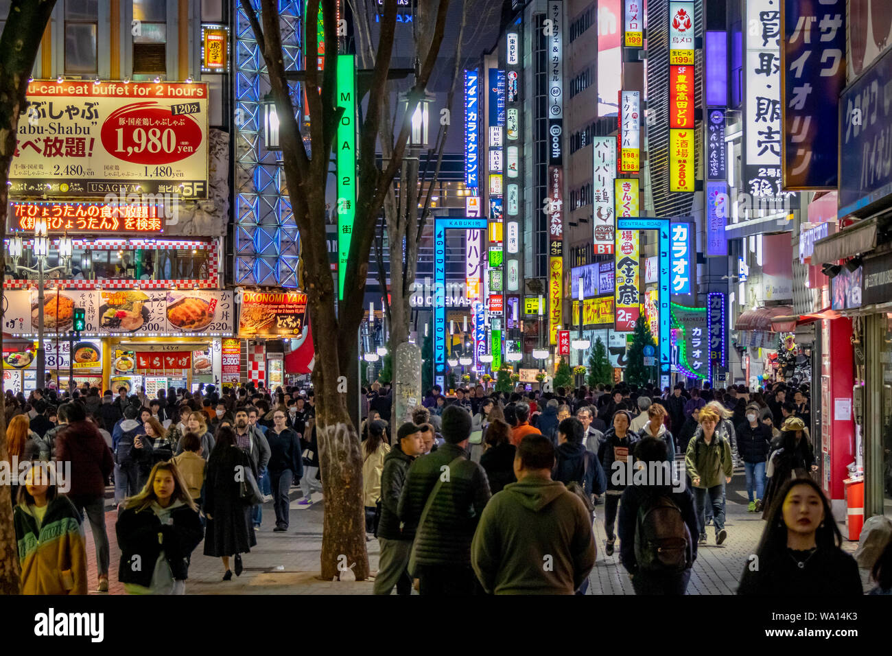 Straßen in der Nacht Shinjuku, Tokyo, Japan. Stockfoto