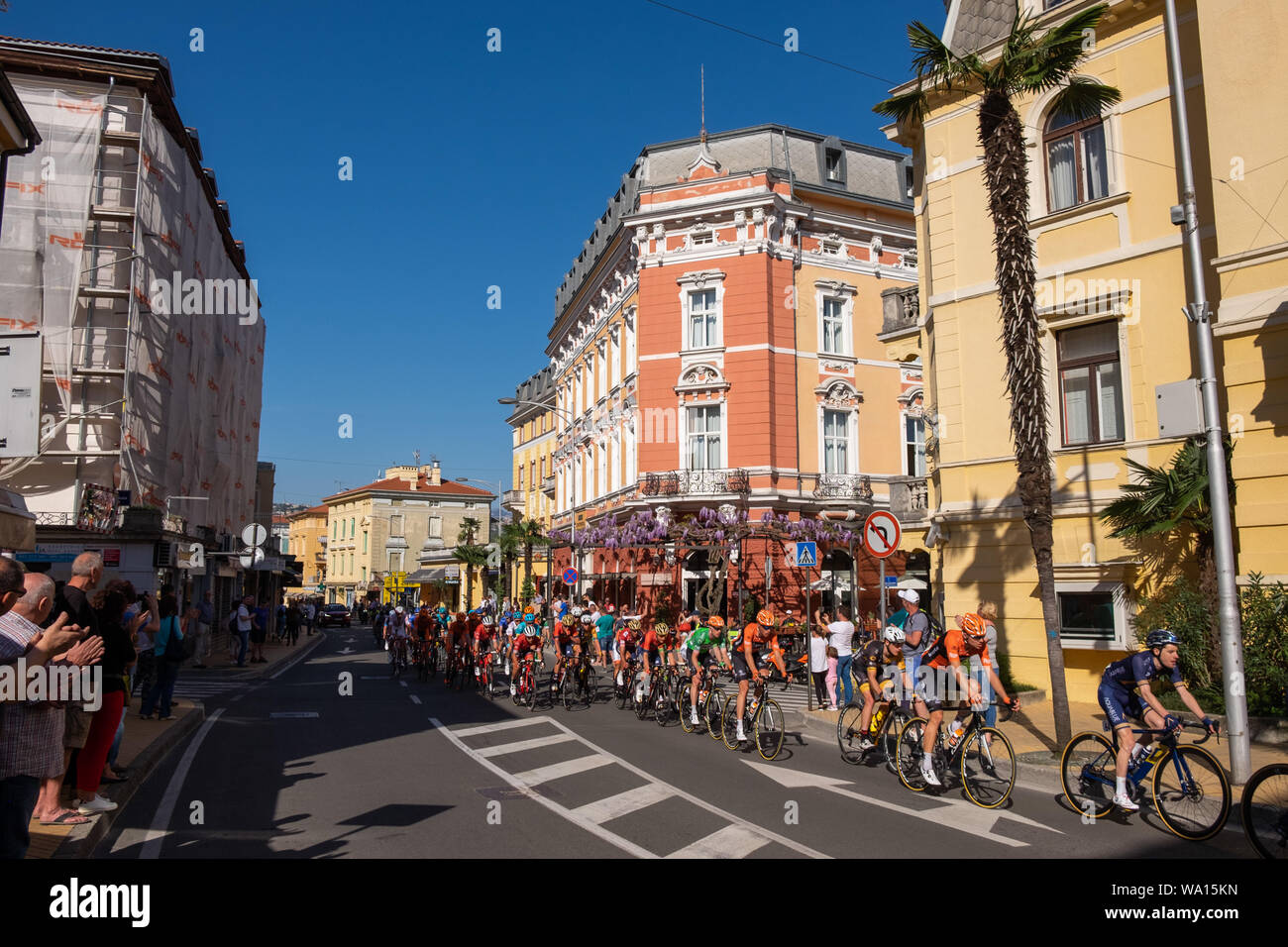 Professionelles Radrennen Tour von Kroatien in der Ulica Marsala Tita in Opatija, Kvarner Bucht, Istrien, Kroatien. Stockfoto