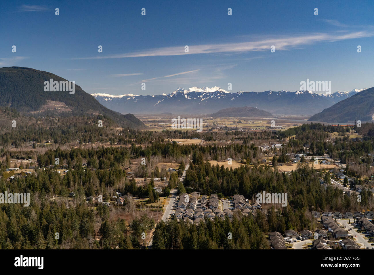 Luftaufnahme der Stadt Chilliwack an einem sonnigen Tag mit Mount Cheam auf der Rückseite. Stockfoto