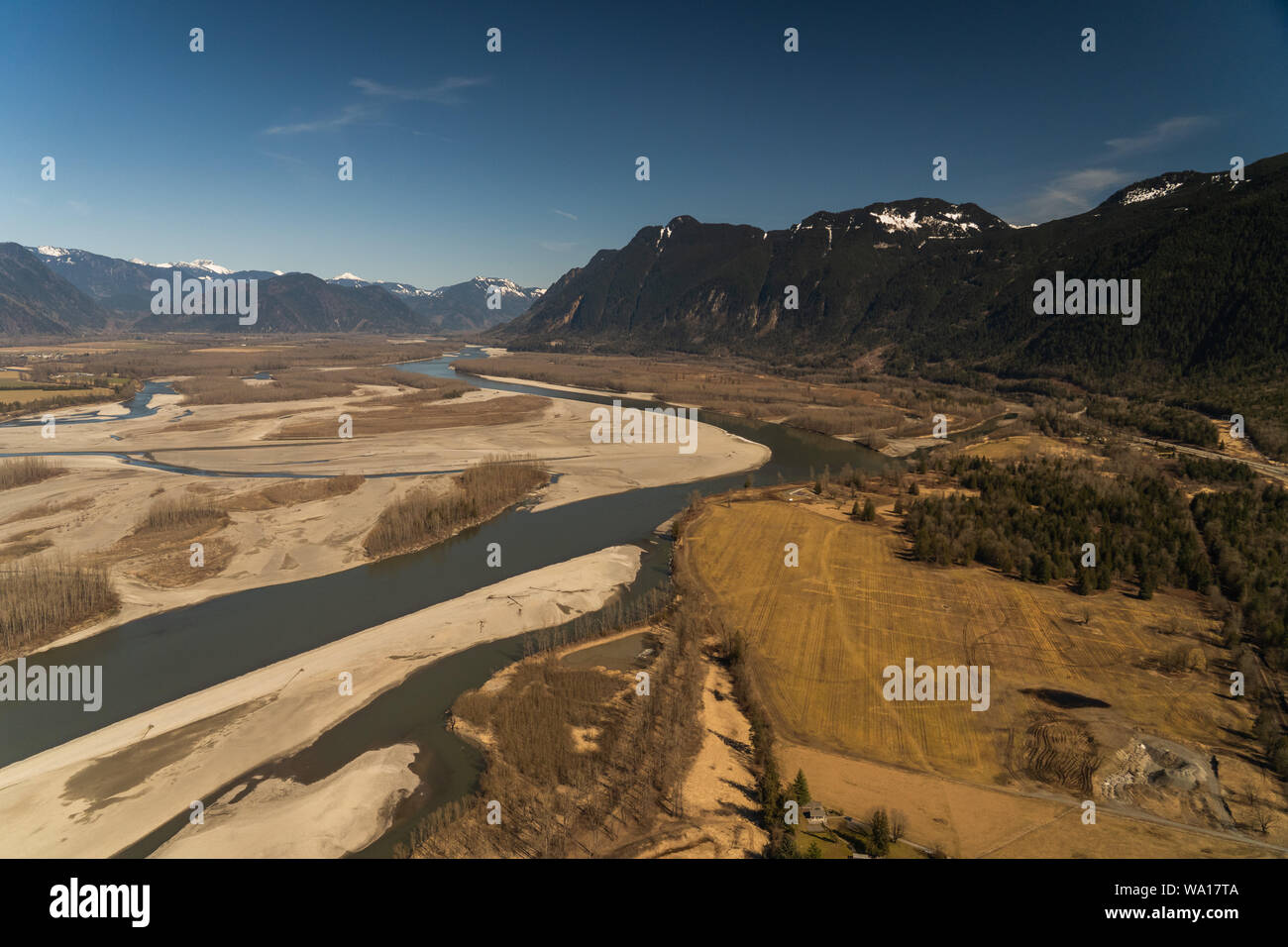 Luftaufnahme des Fraser River mit Mount Cheam im Hintergrund. Stockfoto