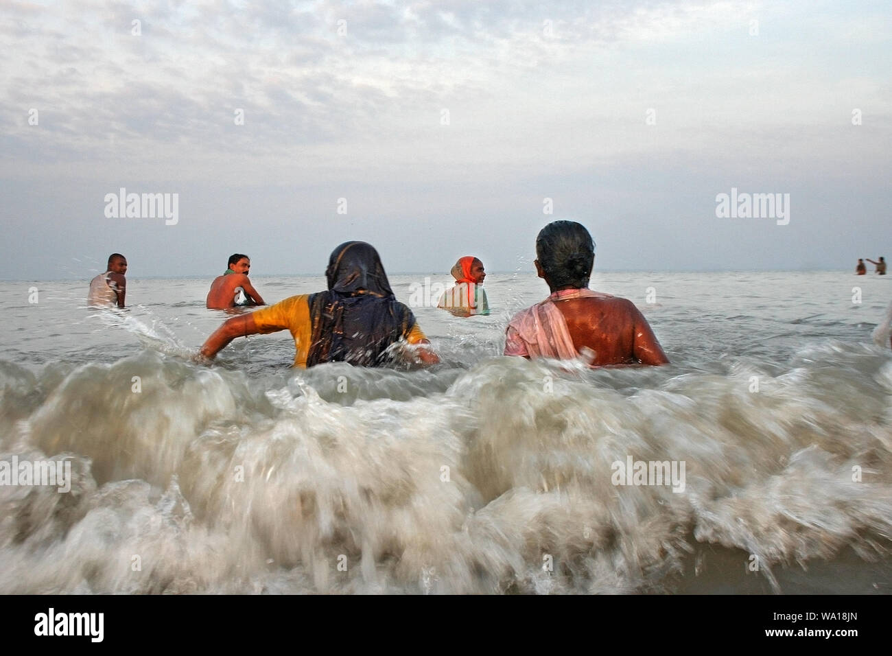 Menschen aus der hinduistischen Gemeinschaft Baden in der Bucht von Bengalen während der hautausschlag Mela Dublarchar in der Eastern Division der Sundarbans Wald. Khulna. Stockfoto