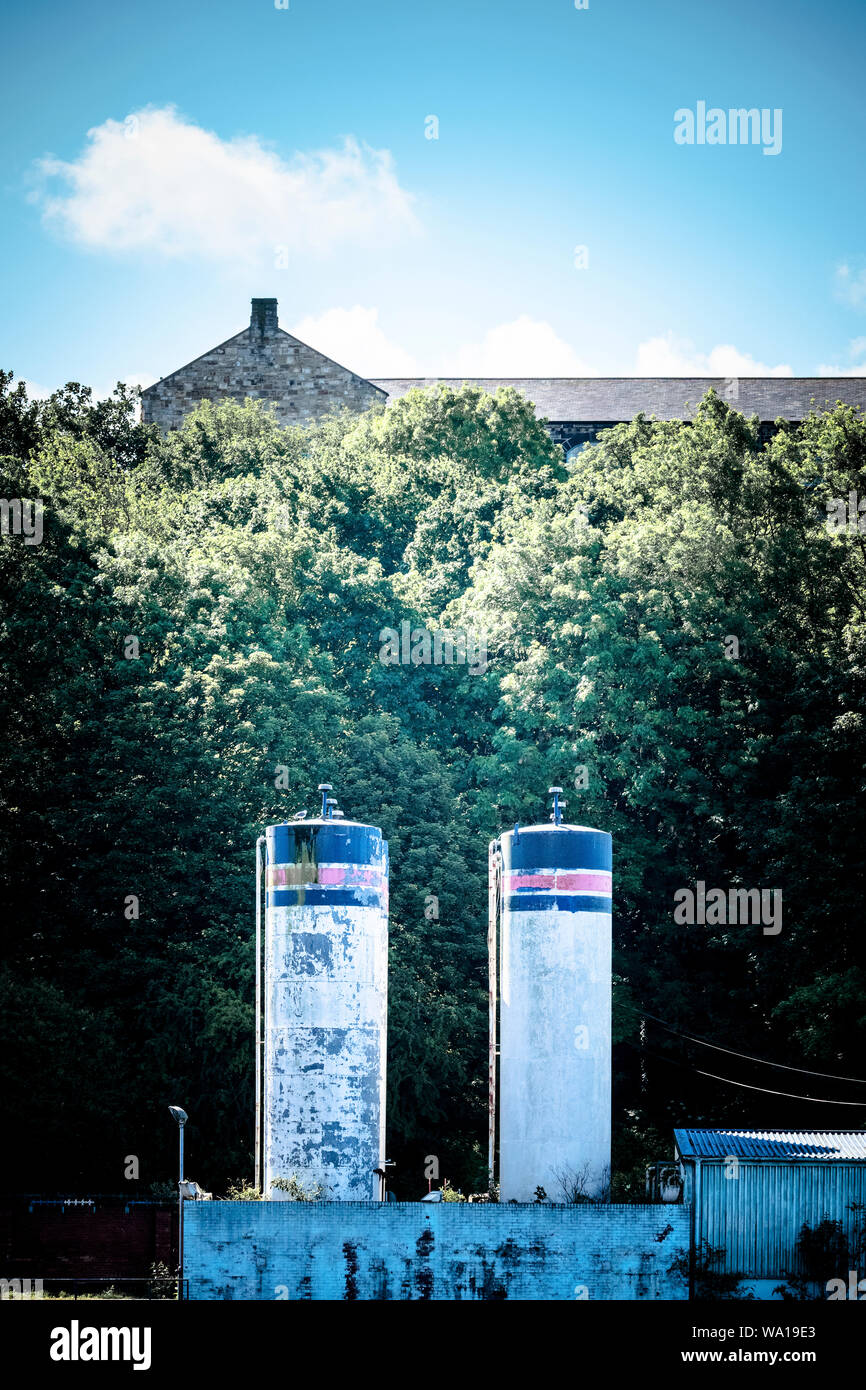Alte Heizöltanks an den Ufern des Flusses Tyne in Gateshead, Tyne und Wear, Großbritannien, England Stockfoto