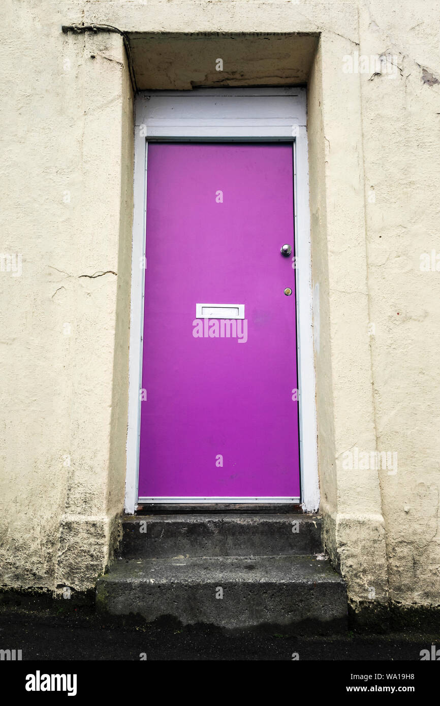 Moderne lila Tür zu einem alten Gebäude in Consett, County Durham, England, Großbritannien Stockfoto