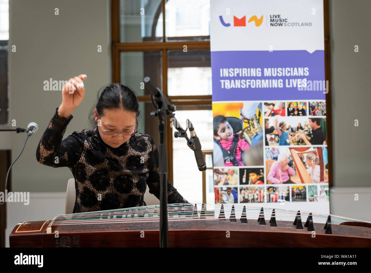 Edinburgh, Schottland. Mittwoch 14. August 2019. Der chinesischen Musikerin Zi Lan Liao führt ein Konzert der Gu-Zheng (chinesische zither Harfe) Musik im Nationalmuseum von Schottland als Teil des Fringe Fransen Musik Serie. In Zusammenarbeit mit der Live Music Now Schottland, diese Serie präsentiert erfolgt um 14.05 Uhr jeden Tag während der 2019 Edinburgh Fringe Festival und diese Leistung feierte die Eröffnung der neuen Kulturen der Welt Galerien 2019 im Nationalmuseum von Schottland. Stockfoto
