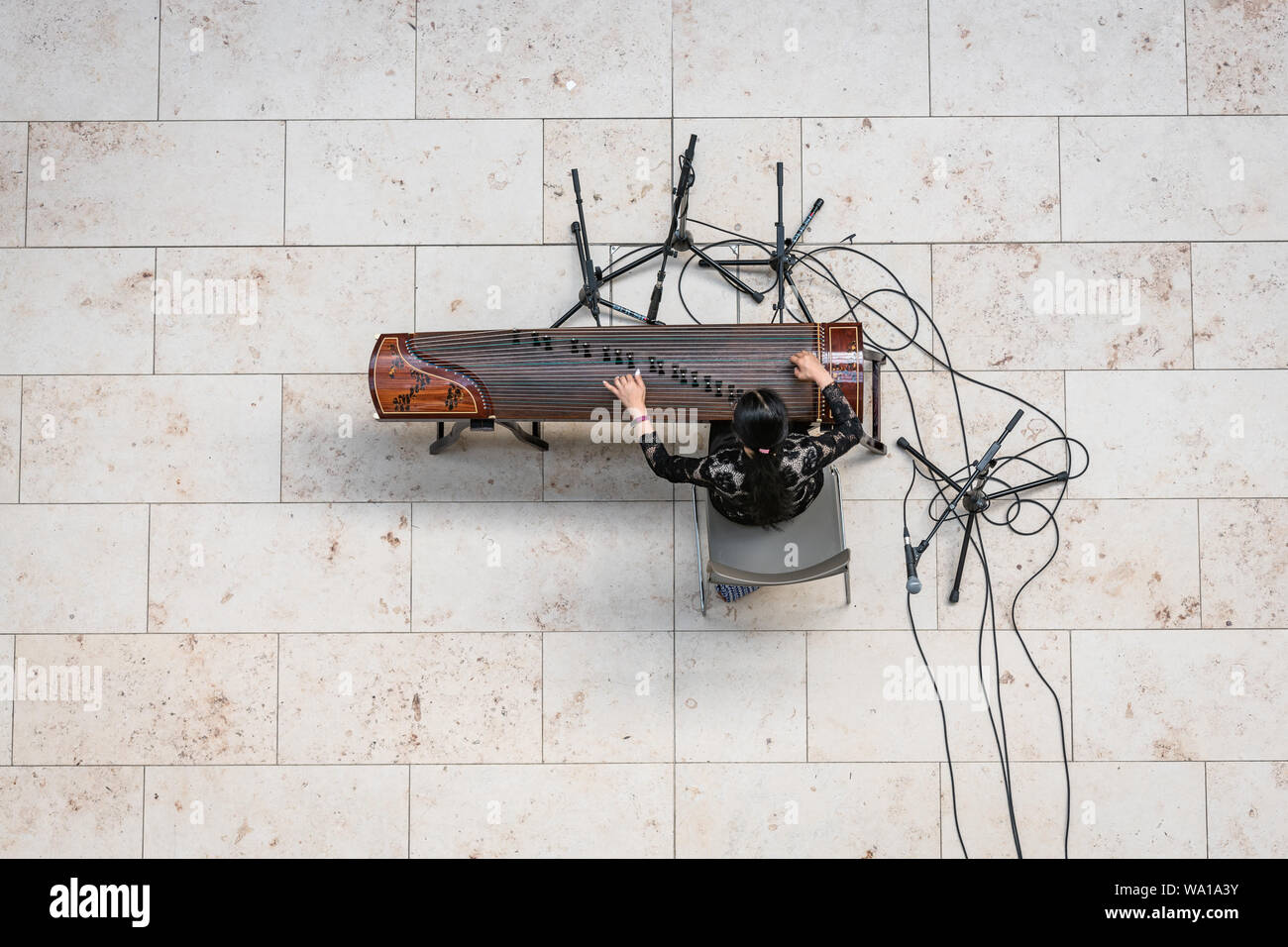 Edinburgh, Schottland. Mittwoch 14. August 2019. Der chinesischen Musikerin Zi Lan Liao führt ein Konzert der Gu-Zheng (chinesische zither Harfe) Musik im Nationalmuseum von Schottland als Teil des Fringe Fransen Musik Serie. In Zusammenarbeit mit der Live Music Now Schottland, diese Serie präsentiert erfolgt um 14.05 Uhr jeden Tag während der 2019 Edinburgh Fringe Festival und diese Leistung feierte die Eröffnung der neuen Kulturen der Welt Galerien 2019 im Nationalmuseum von Schottland. Stockfoto