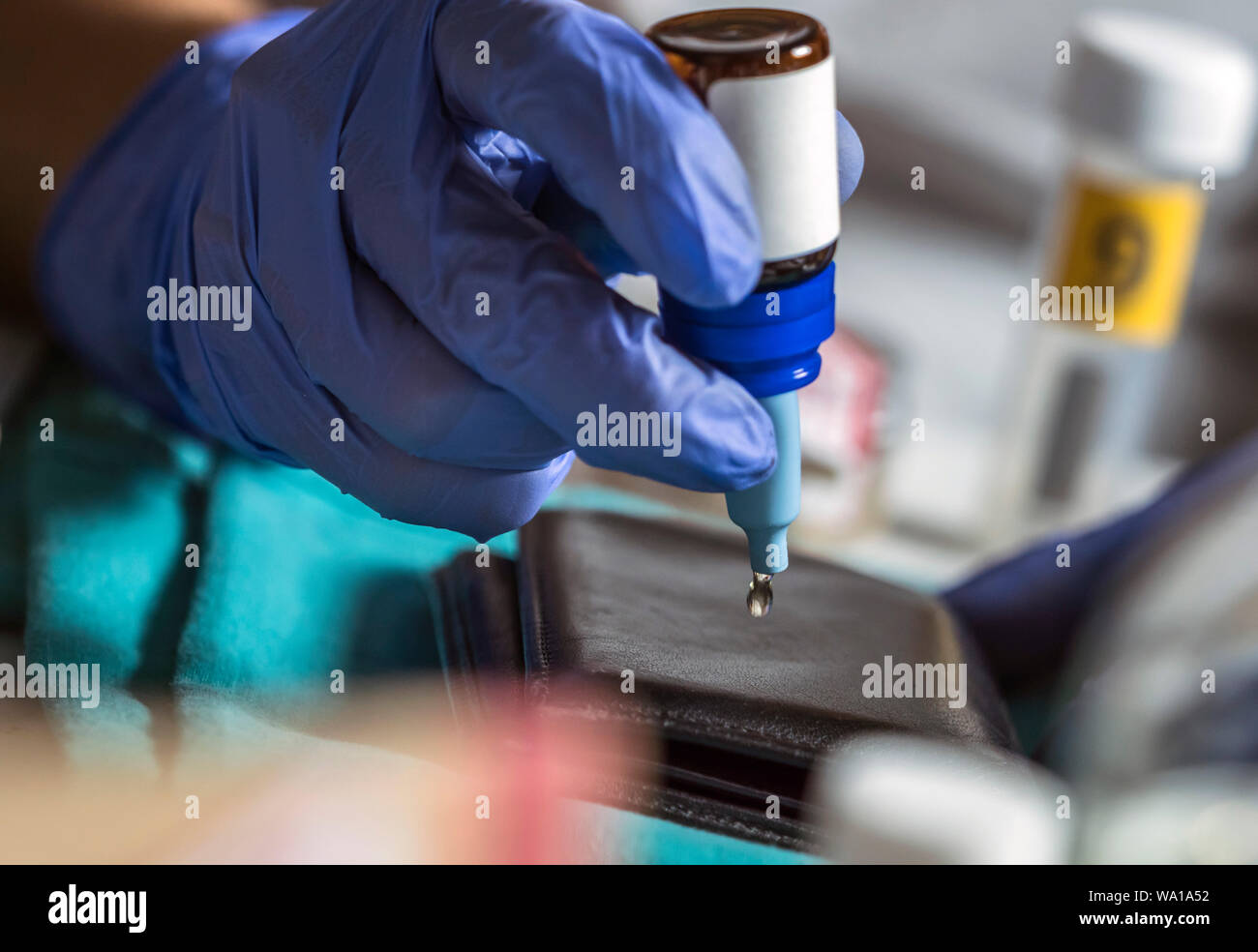 Polizei Spezialist untersucht Wallet DNA in einem Tatort zu sortieren, konzeptionelle Bild Stockfoto