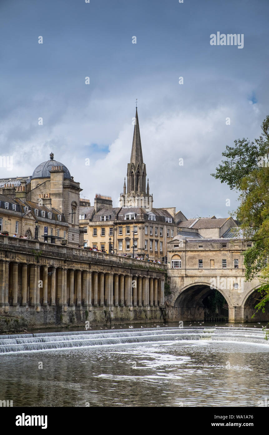 Pulteney Brücke über den Fluss Avon in Bath, Somerset, Großbritannien Stockfoto