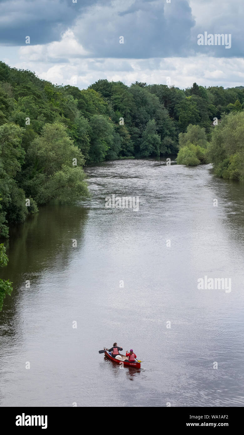 Leute Kanufahren auf dem Fluss Wye in Hay-on-Wye in Wales Stockfoto