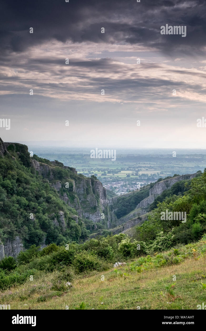 Blick von oben auf die Cheddar Gorge in Somerset am Abend, wenn die Sonne beginnt zu setzen Stockfoto