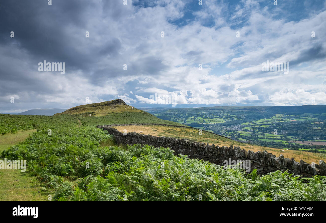 Tafelberg (Crug Hywel) oberhalb der Stadt Crickhowell in die Schwarzen Berge, Brecon Beacons, Wales Stockfoto