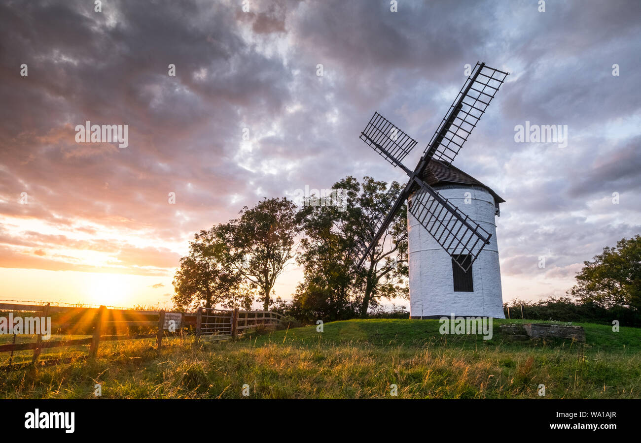 Sonnenuntergang bei Ashton Windmühle in Somerset, Großbritannien Stockfoto