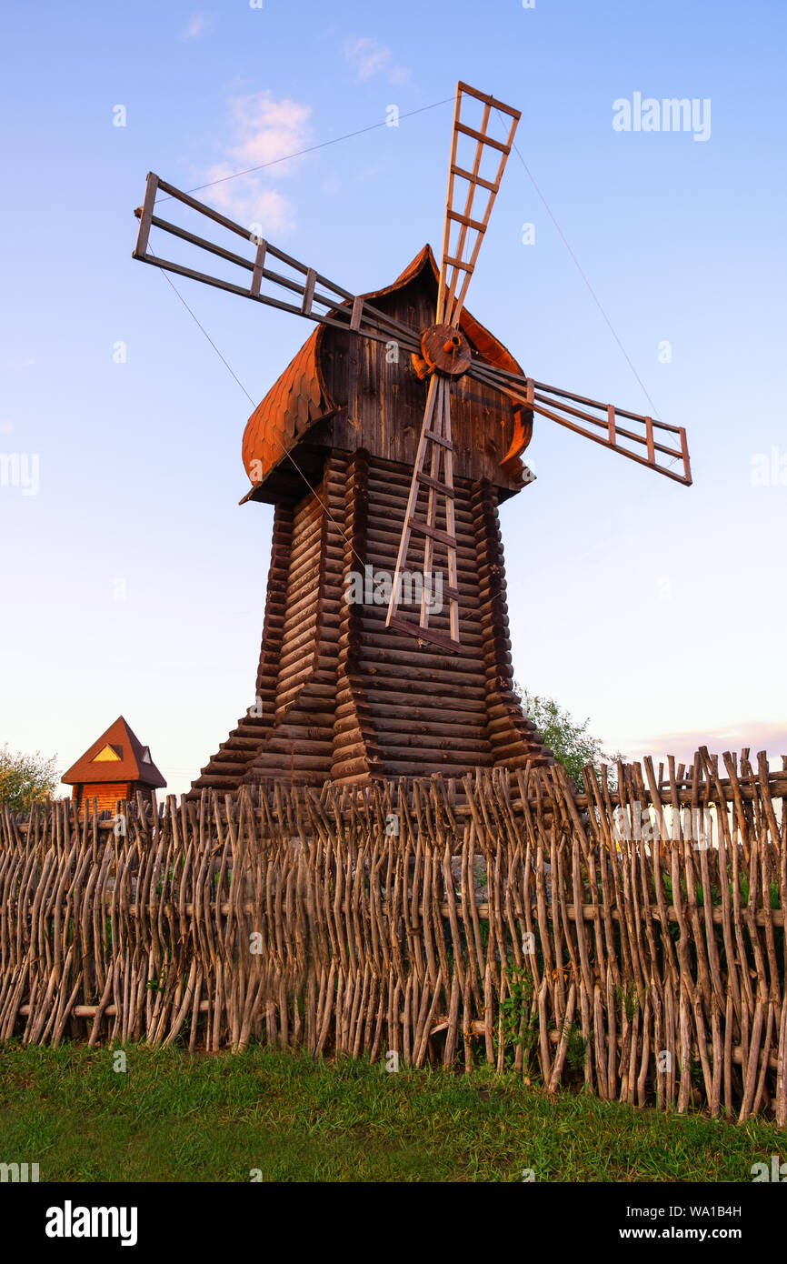 Mühle traditionellen ländlichen Windenergie Mill Farm Strom ökologie Wassermühle Getreidemühle mahlt Korn. Windmühle mit Mühlsteinen. Vor dem Hintergrund der Stockfoto