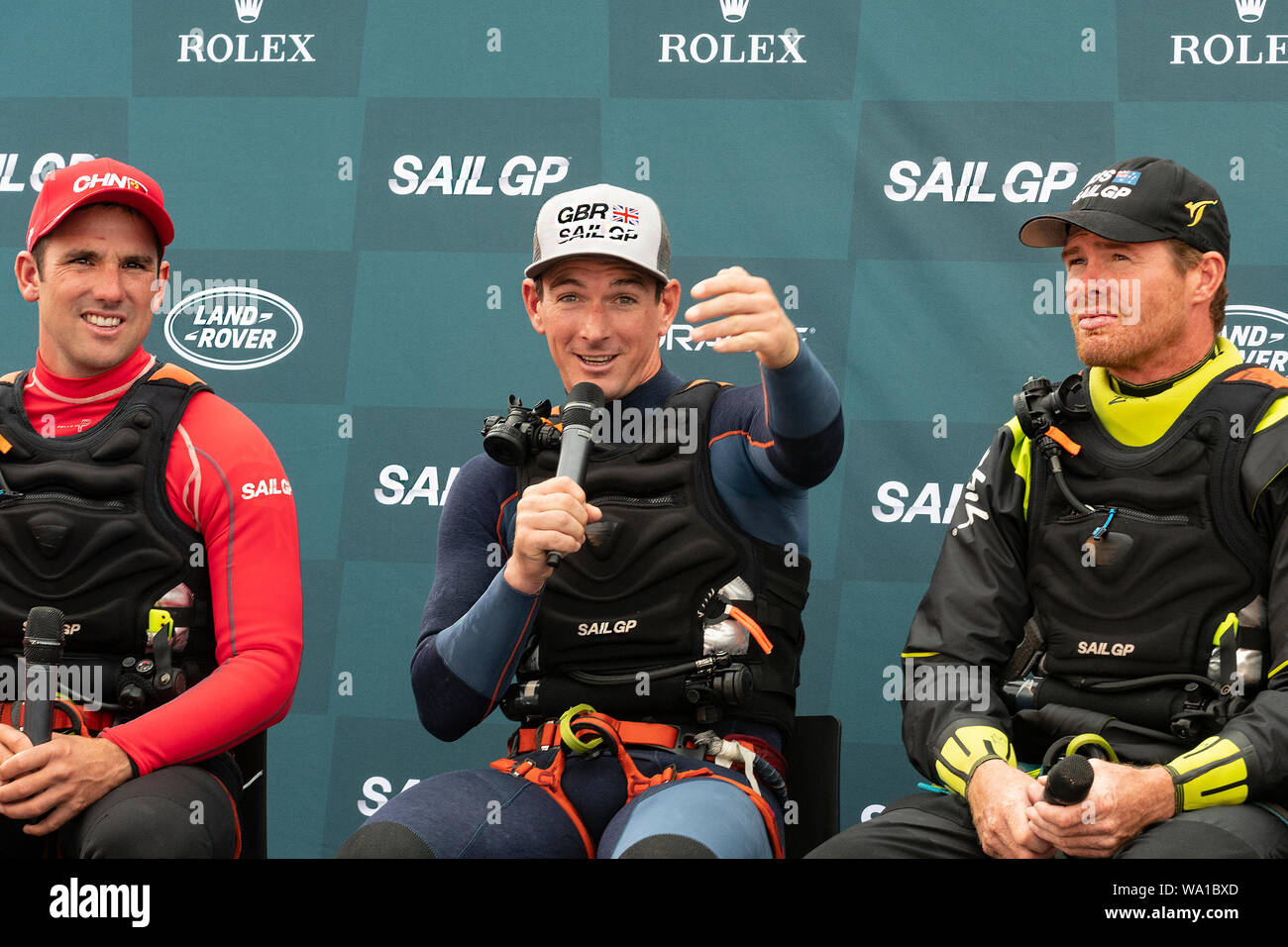 Cowes Segel GP Interview Großbritannien, Segel GP Skipper, Dylan Fletcher mit Segel GP broacaster Ed Leigh (LChina Phil Robertson R Tom Slingsby) Stockfoto