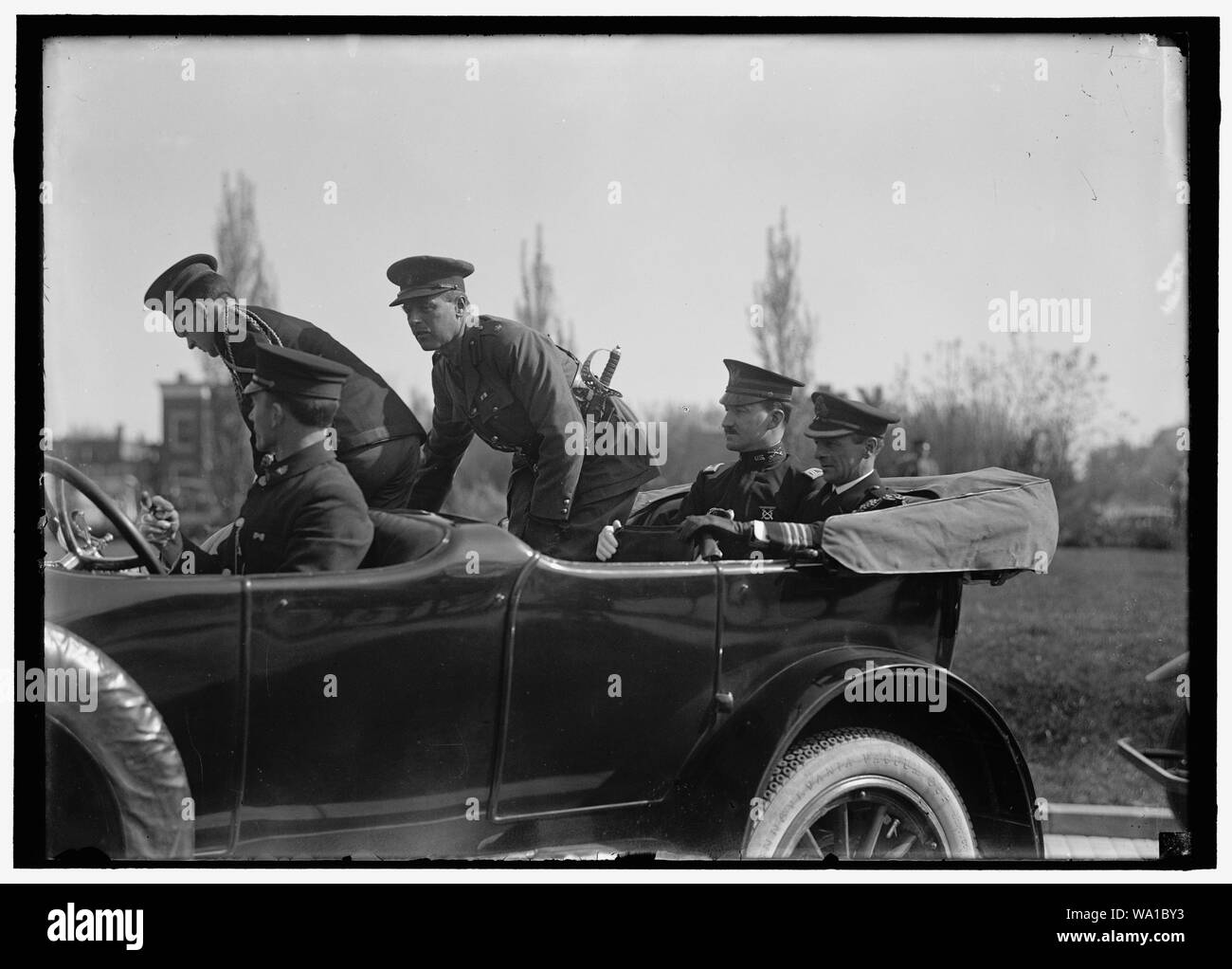 BALFOUR, Arthur James. M.P., O. M., LEITER DER BRITISCHEN KOMMISSION FÜR US-ANKUNFT AN DER UNION STATION: Balfour, LANSING, Bill Nye, COL. HARTS Stockfoto