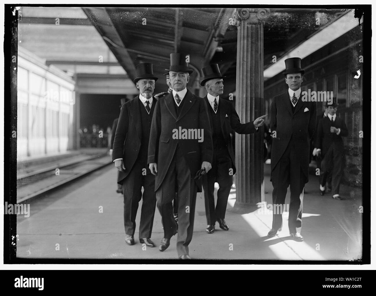 BALFOUR, Arthur James. M.P., O. M., LEITER DER BRITISCHEN KOMMISSION FÜR US-ERWARTUNG SEINER ANKUNFT: AMB. Frühling - REIS; LANSING; F.L. POLK, WILLIAM PHILLIPS Stockfoto