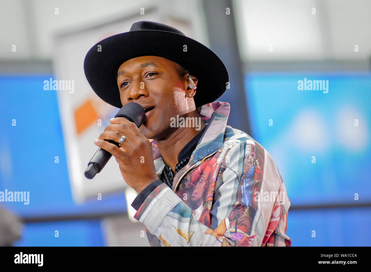 Singer-Songwriter Aloe Blacc führt am Rockefeller Center in New York City. Stockfoto