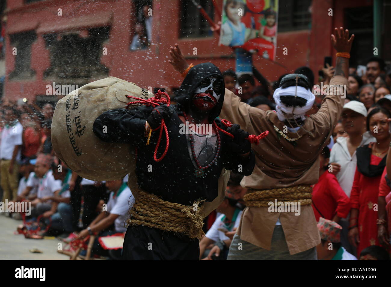 Kathmandu, Nepal. 16 Aug, 2019. Nepalesische Menschen feiern Gaijatra (Kuh Festival) in Kirtipur, Kathmandu. Sarita Khadka/Alamy leben Nachrichten Stockfoto