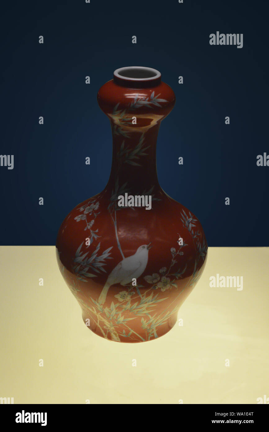 Rote Koralle farbiger Emaille Malerei von Blumen und Korn Flasche (klar) Stockfoto