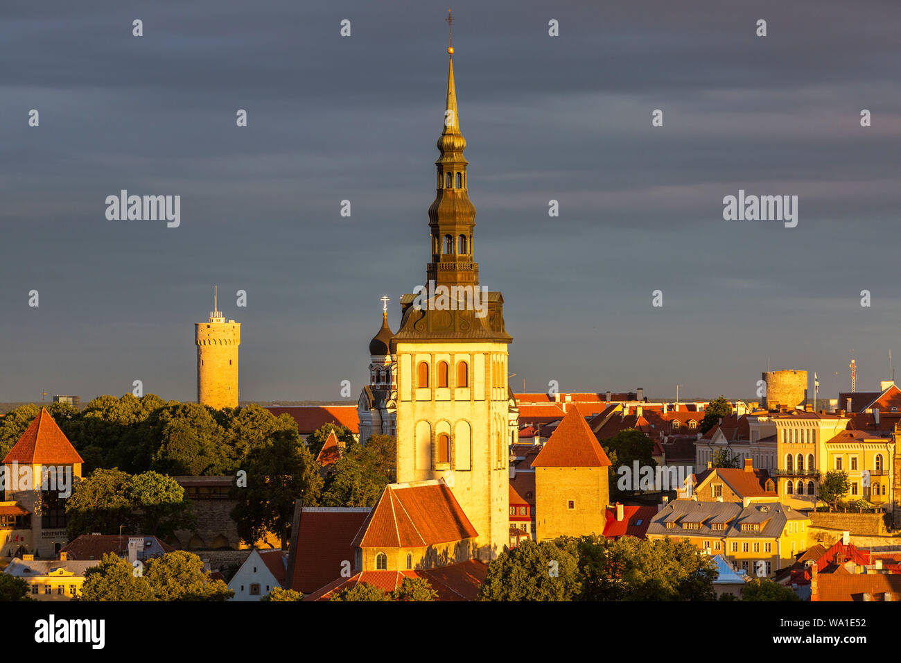 Blick auf die gut erhaltene Altstadt von Tallinn mit der Niguliste Kirche im Vordergrund Stockfoto