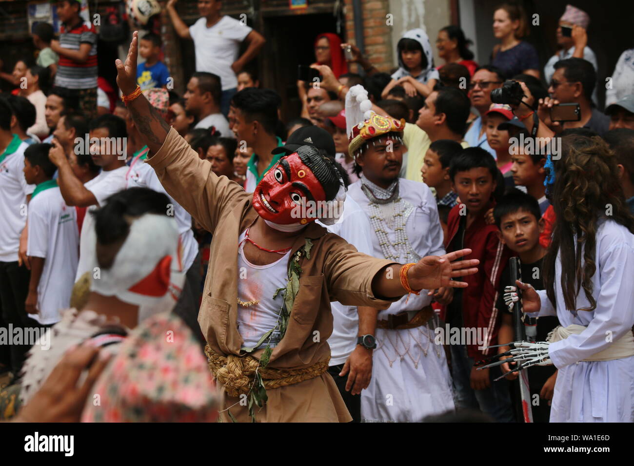 Kathmandu, Nepal. 16 Aug, 2019. Nepalesische Menschen feiern Gaijatra (Kuh Festival) in Kirtipur, Kathmandu. Sarita Khadka/Alamy leben Nachrichten Stockfoto