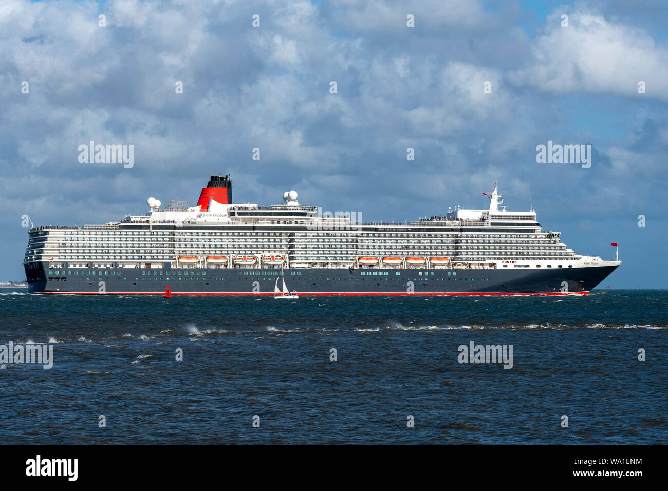 Southampton - gegründete Cunard Cruise Liner Queen Elizabeth, Königin Victoria, das Flaggschiff von Cunard Queen Mary 2 bekannt als die 3 Queens zusammen auf der Tide fahren Stockfoto