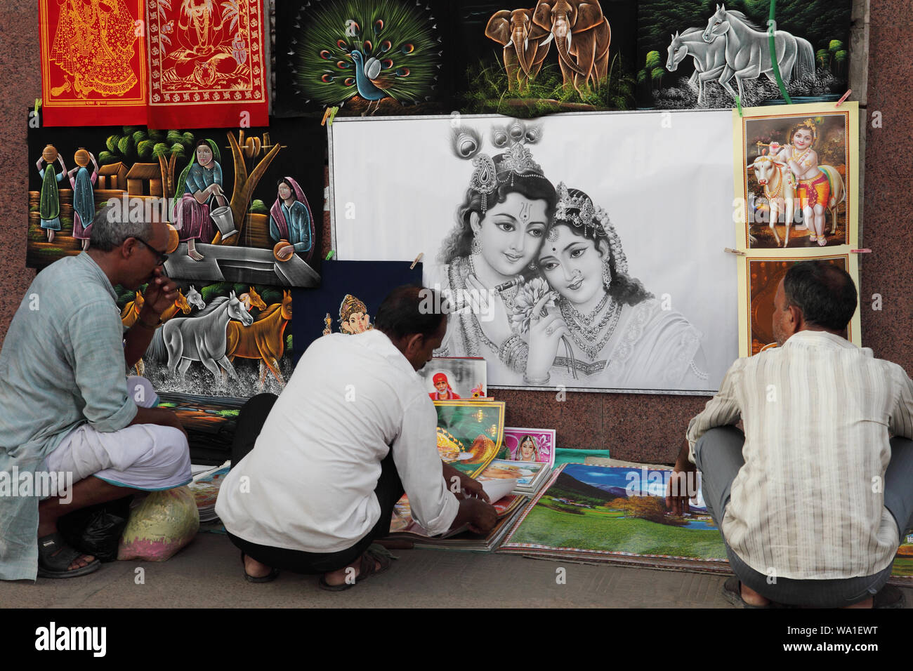 Bilder von verschiedenen Hindu-Gottheiten Verkauf an einem Marktstand Stockfoto
