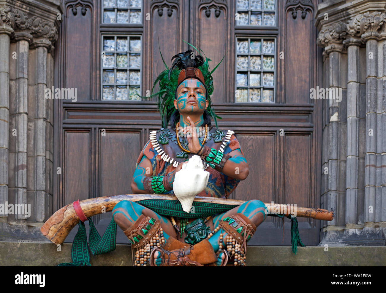 Edinburgh Fringe, Royal Mile, Schottland, Großbritannien. 16. August 2019 Julio aus Mexiko fördert seinen Charakter im Ritual Maya auf der High Street. Stockfoto