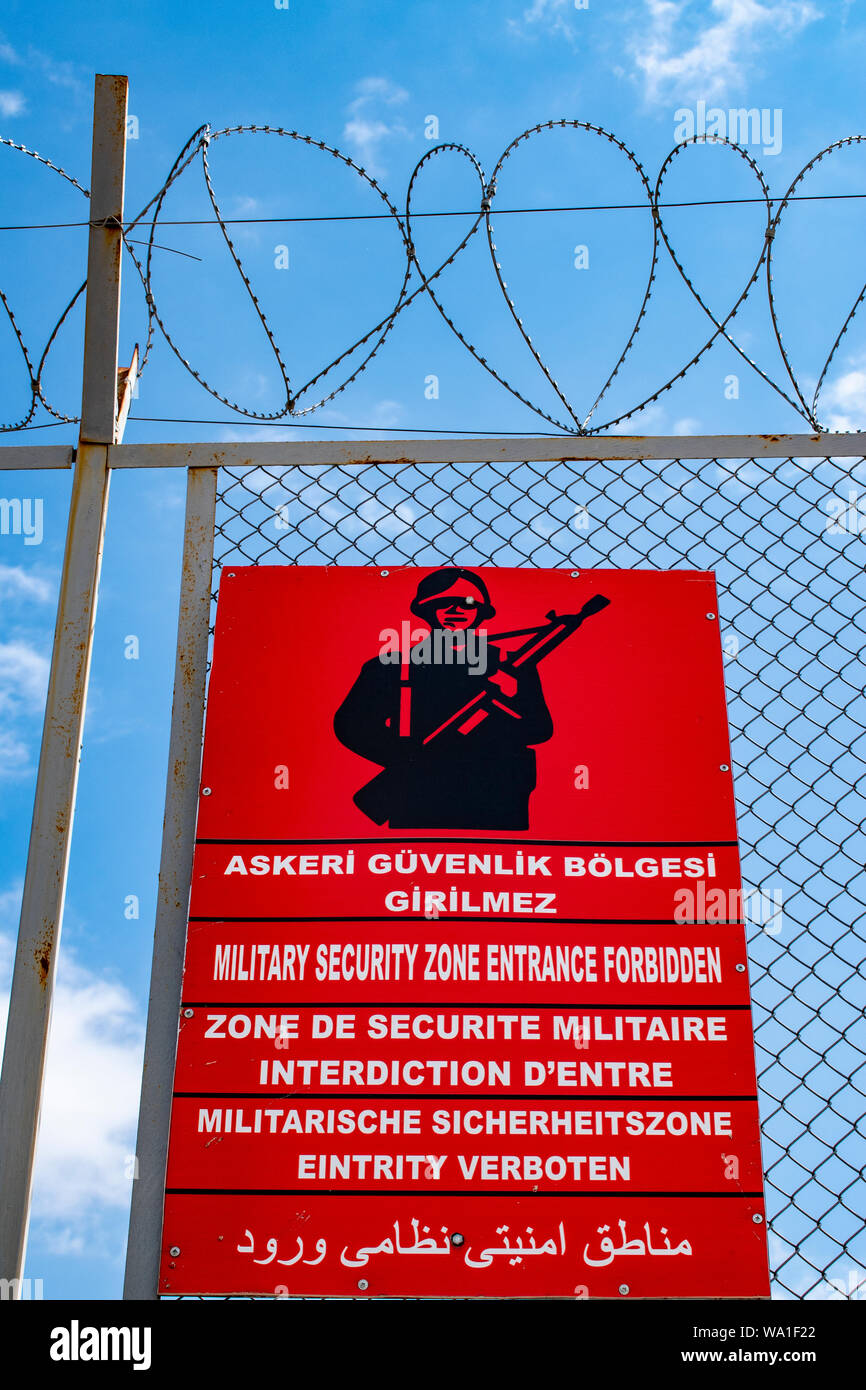 Dogubayazıt, Türkei: Zaun mit Stacheldraht und rote Zeichen der militärischen Sicherheit Zone, Eingang in die Hände von unautorisiertem Personal in der militärischen Struktur verboten Stockfoto