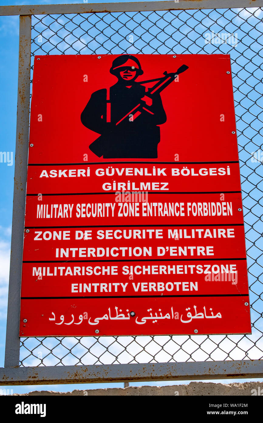 Dogubayazıt, Türkei: Zaun mit Stacheldraht und rote Zeichen der militärischen Sicherheit Zone, Eingang in die Hände von unautorisiertem Personal in der militärischen Struktur verboten Stockfoto
