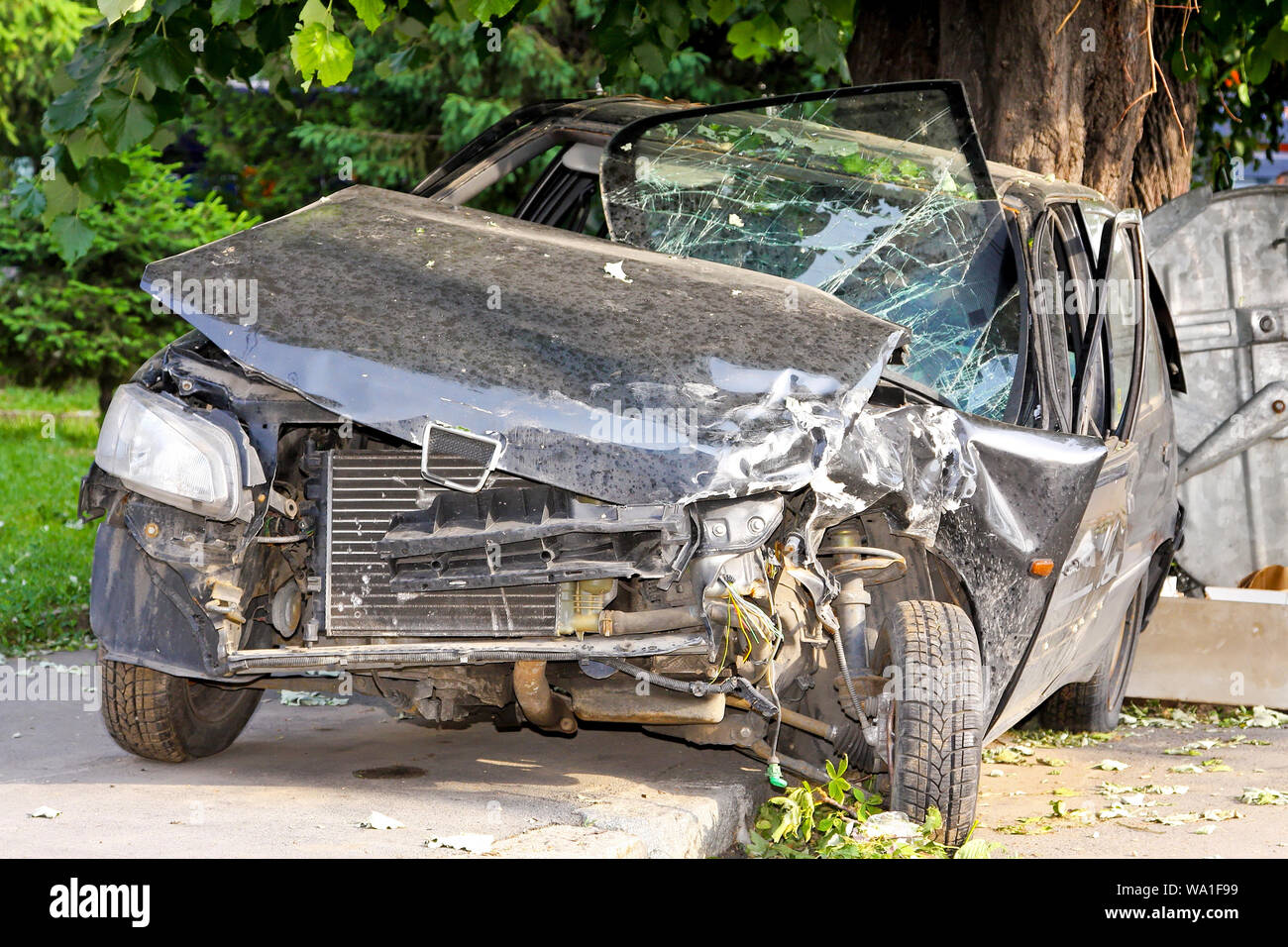 Schwerer Verkehrsunfall mit Kopf auf Kollision Stockfoto