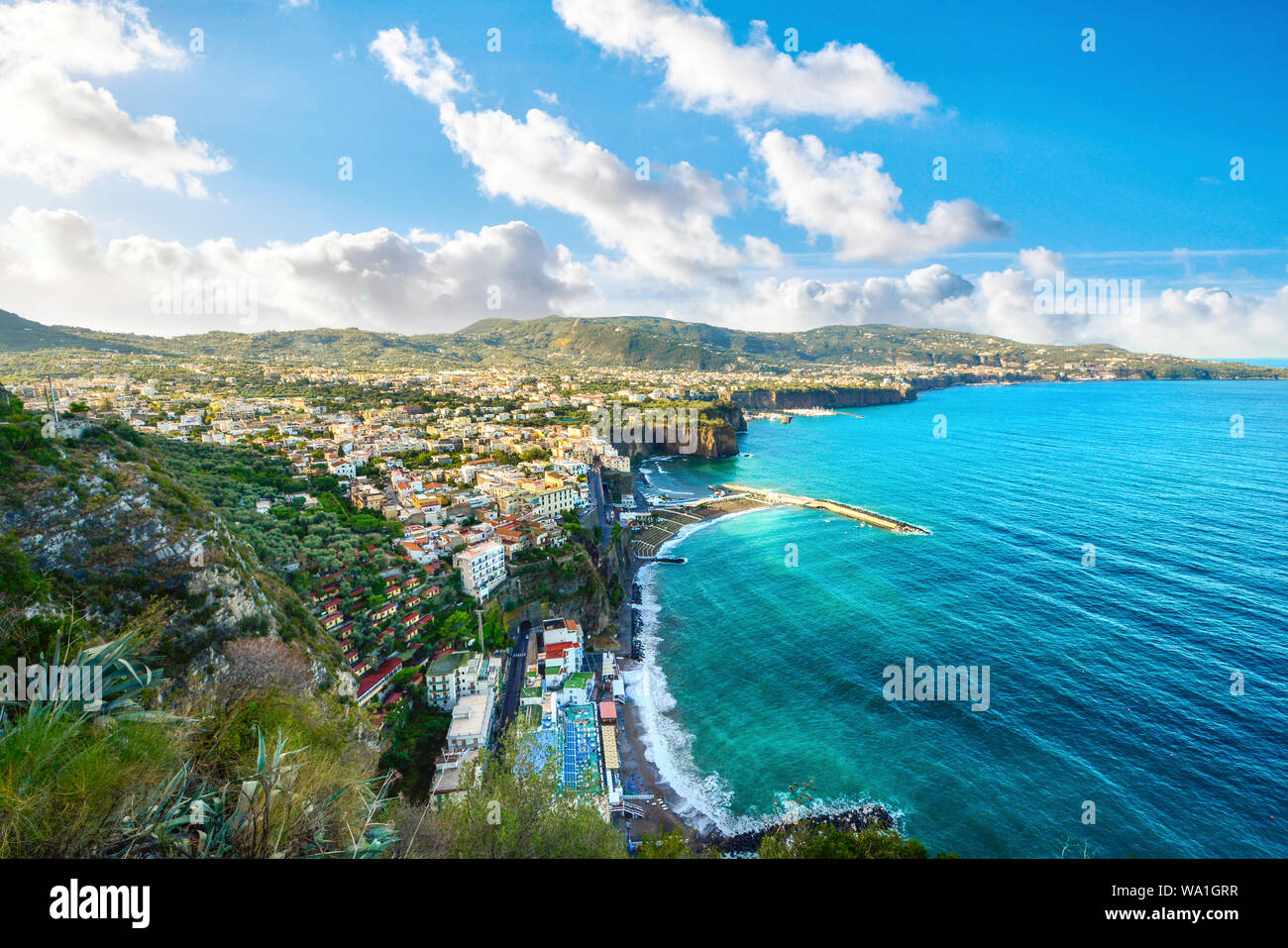 Blick von der Terrasse mit Blick auf die Amalfiküste, Dorf und turqouise Meer in der Nähe von Sorrent Italien. Stockfoto