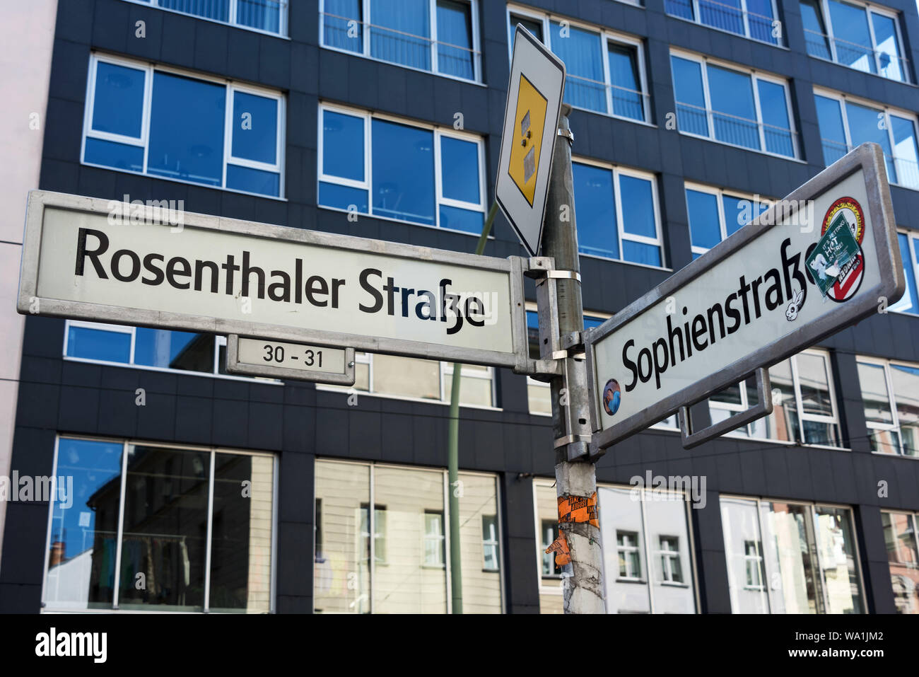Straßenschilder, Berlin, Deutschland: Rosenthaler Straße und Sophienstraße Stockfoto