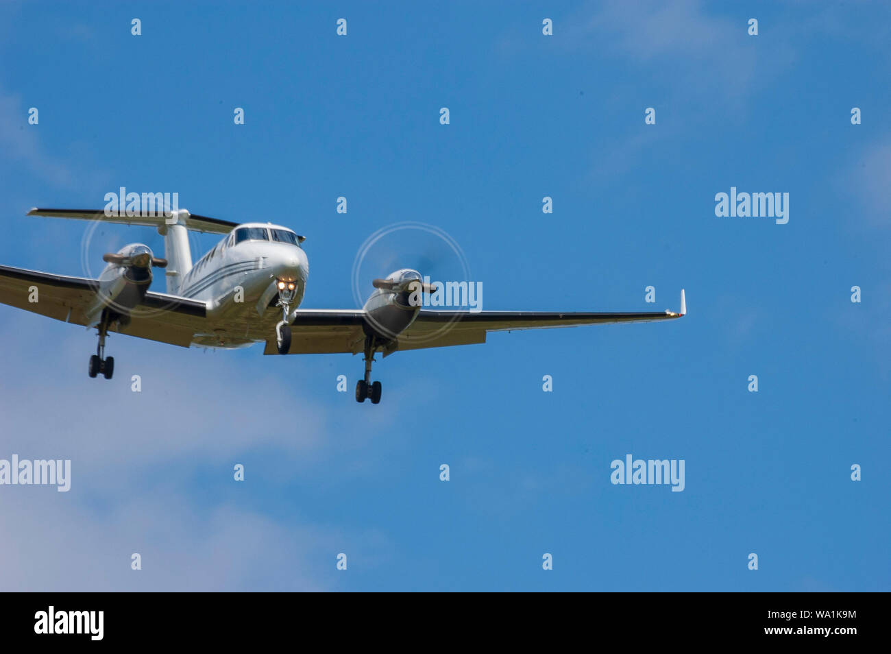 Prop Flugzeug im Landeanflug auf den Flughafen Lexington Bluegrass in Lexington Kentucky (USA) Stockfoto