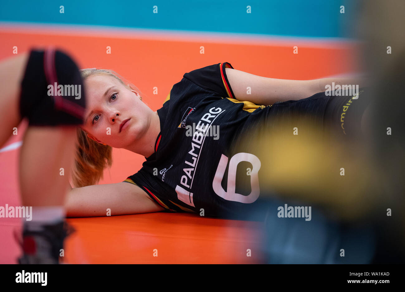 15. August 2019, Nordrhein-Westfalen, Münster: Volleyball, Frauen: International, Deutschland - Polen in der Sporthalle Berg Fidel. Deutschlands Jennifer Geerties ist auf dem Hof vor dem Spiel und in der Aufwärmphase befindet. Foto: Guido Kirchner/dpa Stockfoto