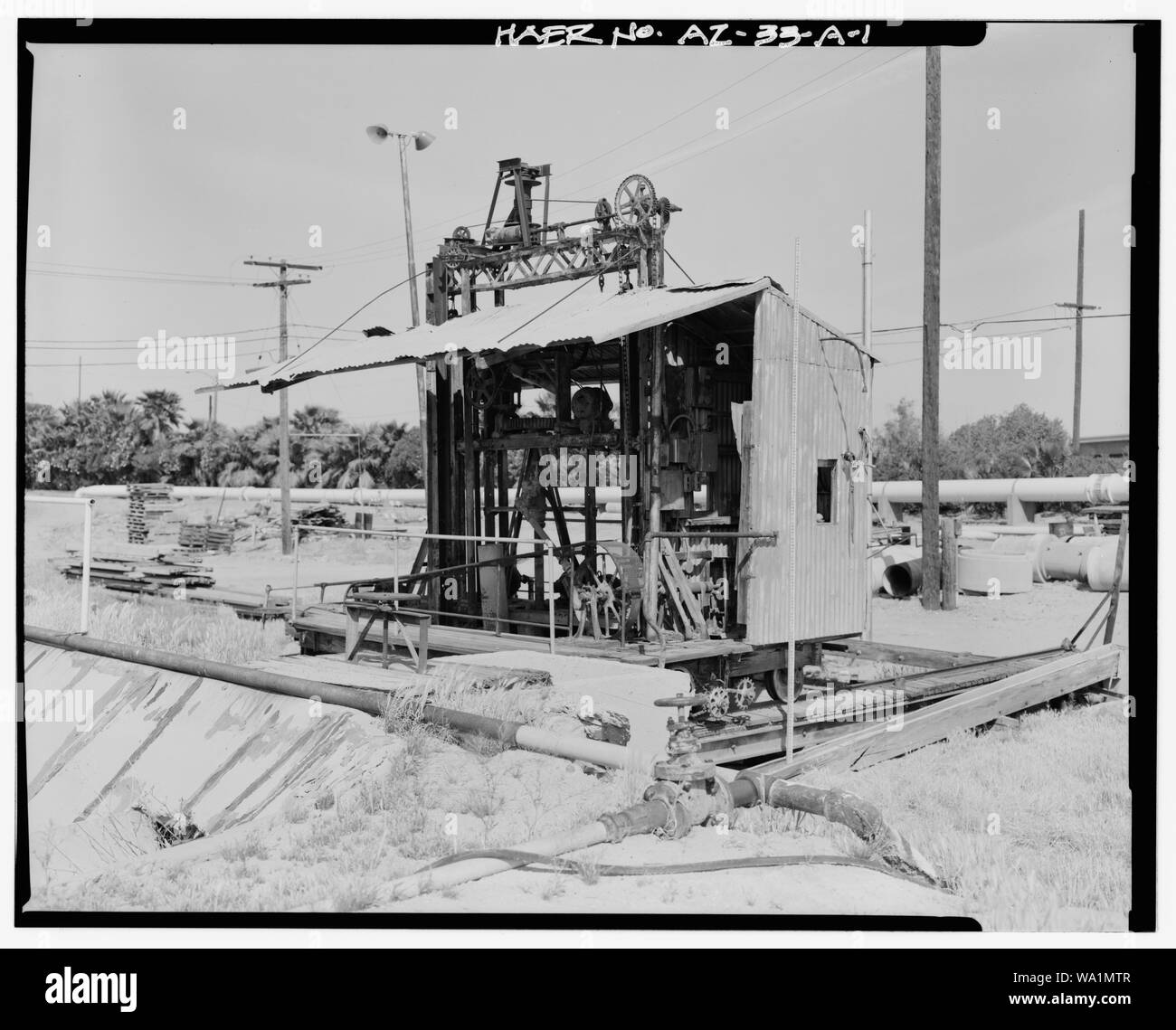 BLAISDELL LANGSAM Sand-filter WASCHMASCHINE. Blickrichtung Nordwest. Rohrleitungen IM VORDERGRUND IST NICHT MIT DER MASCHINE VERBUNDEN. Die NORDÖSTLICHE ECKE DES VEREINBARENS BEHÄLTER Nr. 3 WIRD IN DER LINKEN UNTEREN. - Yuma Hauptstraße Wasseraufbereitungsanlage, Blaisdell langsam Sand-Filter Waschmaschine, der Jones Street am Fuß der Main Street, Yuma, Yuma County, AZ Stockfoto