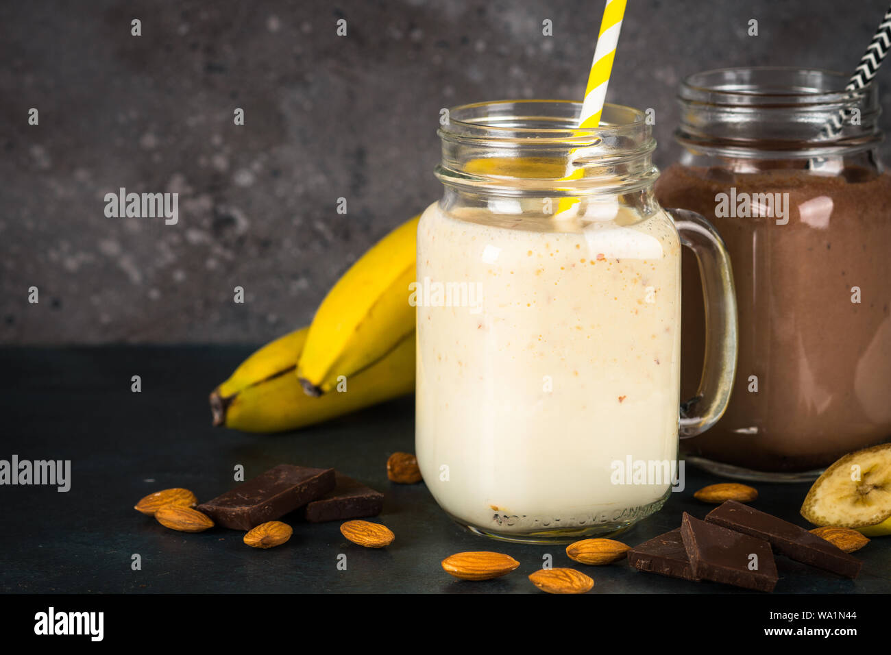 Banane und Schokolade Milchshakes in Töpfen. Stockfoto
