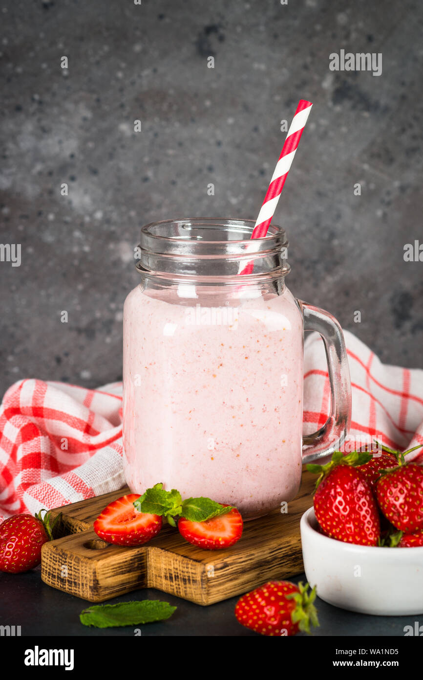Erdbeer Milchshake oder Smoothie in Mason jar. Stockfoto
