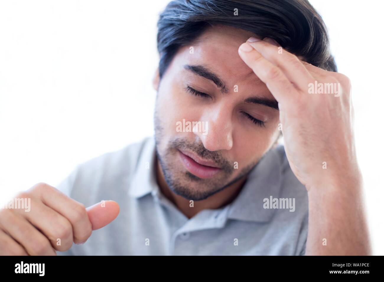 Der Mensch seine Stirn in den Schmerz berühren. Stockfoto