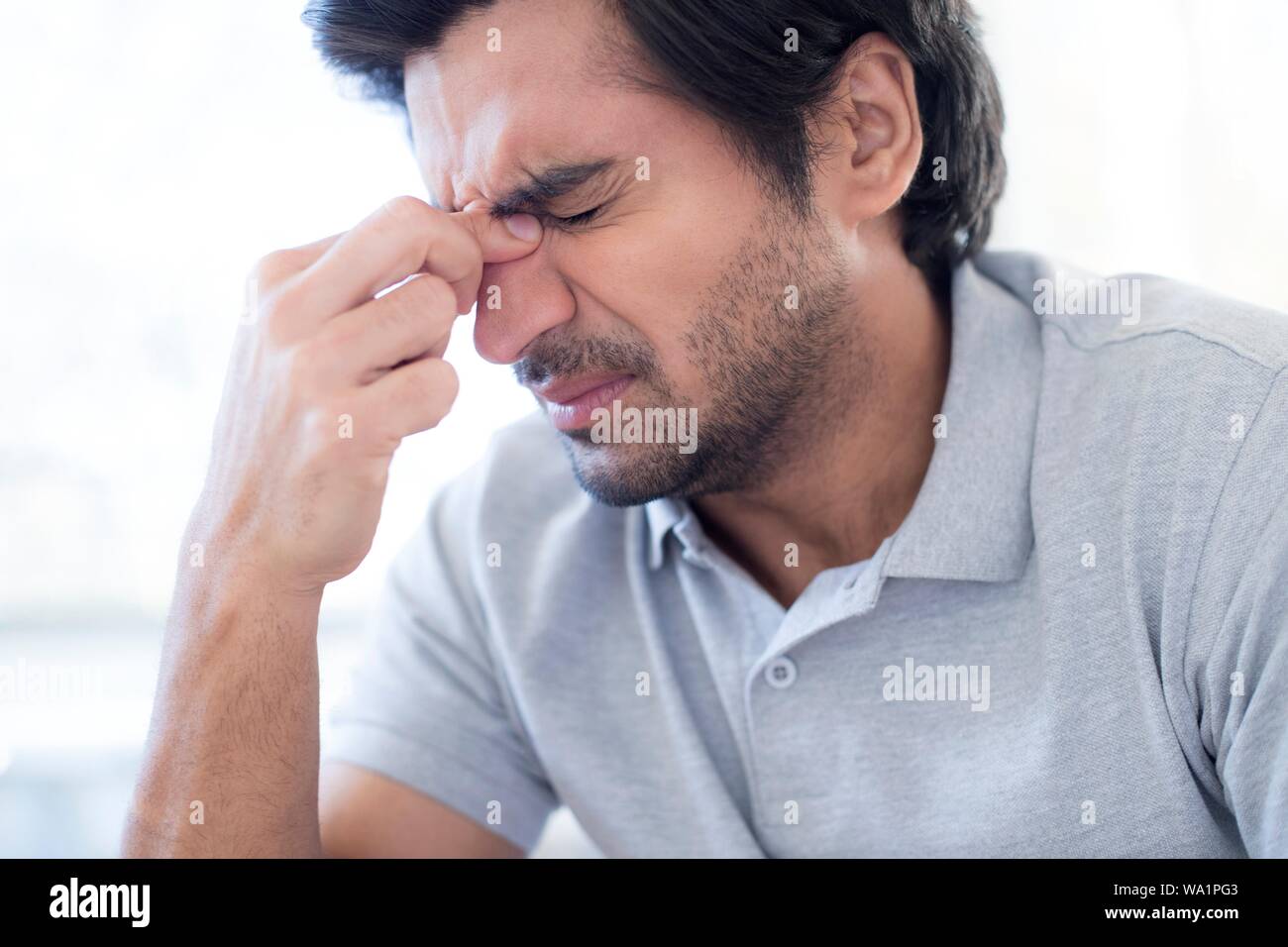 Man kneifen die Nase. Stockfoto