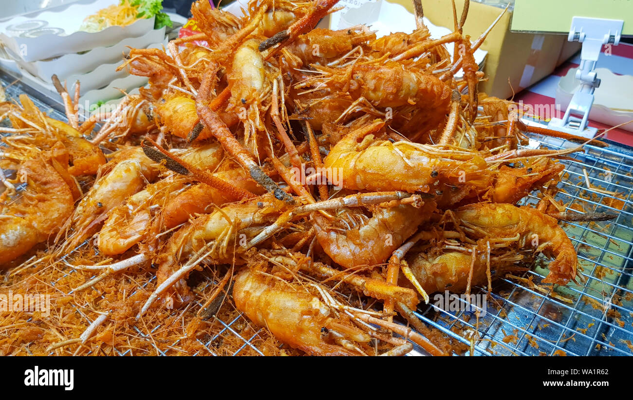 Straße Nahrungsmittel Thailand - gebratene Garnelen gebratene Garnelen Kugeln und andere Meeresfrüchte zum Verkauf auf dem Markt. Stockfoto
