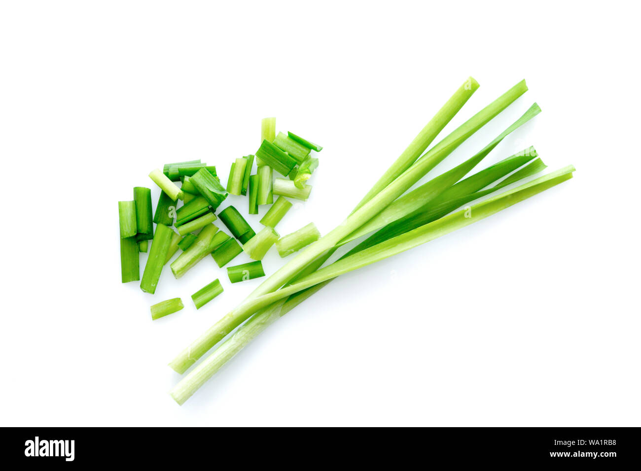 Frische, gesunde organische grünes Gemüse Knoblauch Schnittlauch, Allium tuberosum in Scheiben geschnitten, grüne Kraut auf weißem Hintergrund. Stockfoto