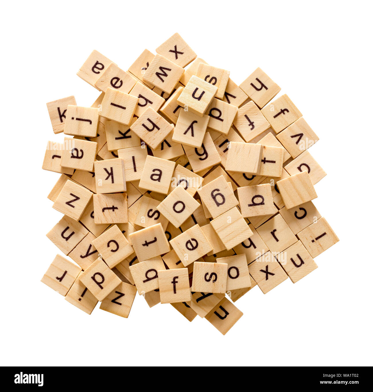 Stapel der Buchstaben des Alphabets auf hölzernen scrabble Stücke, auf weißem Hintergrund mit Freistellungspfad isoliert. Stockfoto
